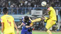 Pemain Sriwijaya FC, Abdoulaye Maiga, berebut bola dengan bek Arema, Fabiano Belrame, pada laga semifinal leg pertama Piala Presiden di Stadion Kanjuruhan, Malang, Sabtu (3/10/2015). Sriwijaya imbangi Arema 1-1. (Bola.com/Kevin Setiawan)