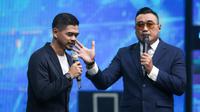 Mantan pemain Persija Jakarta, Bambang Pamungkas (kiri) ikut menjadi host untuk memandu acara Konser Gila Bola 2022 bersama Irfan Hakim, Gilang Dirga, Rendra Soedjono, dan Edwin Setyadinata yang berlangsung di Studio 5 Indosiar, Daan Mogot, Jakarta, Kamis (17/11/2022). (Bola.com/Bagaskara Lazuardi)