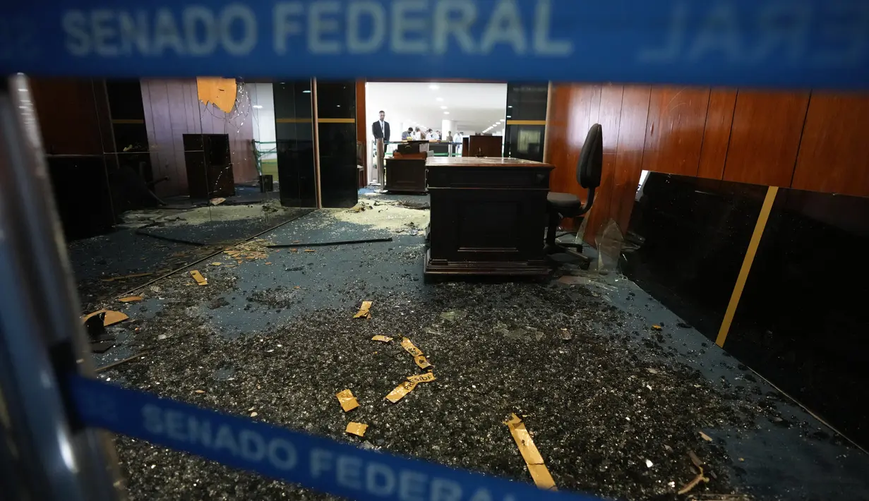 Pintu masuk kantor Presiden Senat hancur sehari setelah Gedung Kongres diserbu oleh pendukung mantan Presiden Brasil Jair Bolsonaro di Brasilia, Senin (9/1/2023). Para pengunjuk rasa juga menyerbu kantor kepresidenan, Istana Planalto, dan Mahkamah Agung. (AP Photo/Eraldo Peres)
