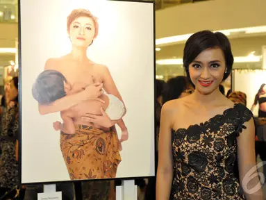 Deasy Noviyanti narsis di samping foto dirinya saat hadiri pameran tunggal Jerry Aurum, Senayan City, Jakarta, Rabu (17/9/2014) (Liputan6.com/Panji Diksana)