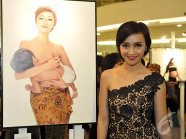 Deasy Noviyanti narsis di samping foto dirinya saat hadiri pameran tunggal Jerry Aurum, Senayan City, Jakarta, Rabu (17/9/2014) (Liputan6.com/Panji Diksana)