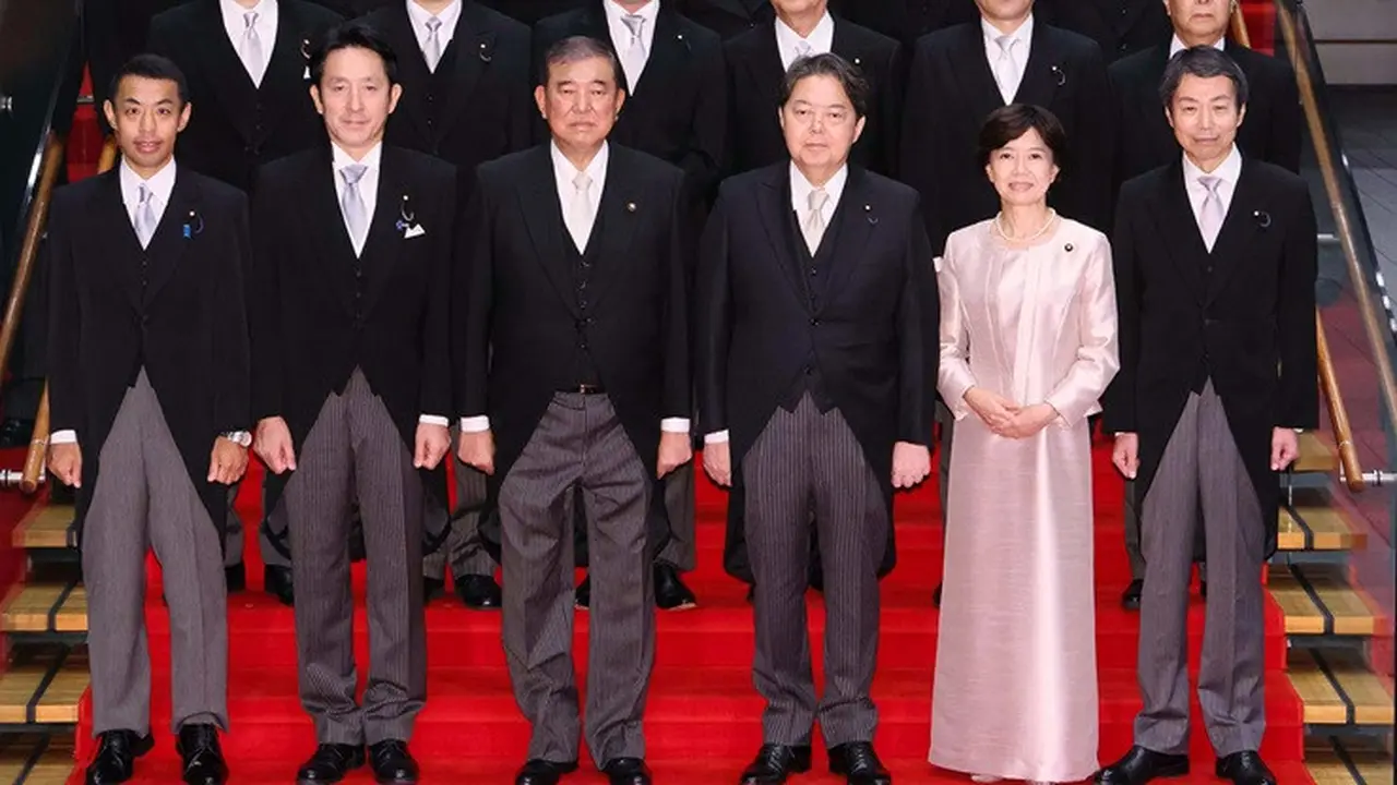 Perdana Menteri Shigeru Ishiba (ketiga dari kiri) dan menteri pertahanannya (keempat dari kiri) berpose dalam foto resmi kabinet. Foto ini yang kemudian diakui telah mengalami penyuntingan kecil agar terlihat lebih rapi.
