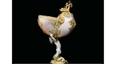 Keluarga Rothschild melelang sejumlah harta karun milik keluarga. Salah satunya gelas bernilai seni tinggi seharga Rp 888 juta.