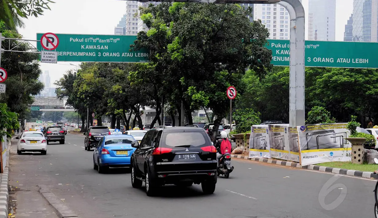 Gerbang ERP untuk jalan berbayar sudah tegak berdiri di Jalan Jendral Sudirman, Jakarta, Minggu (6/7/14). (Liputan6.com/Faizal Fanani)