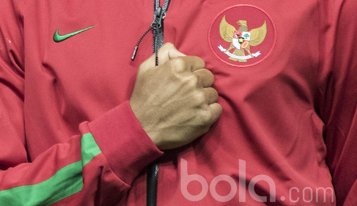 Tangan dari Gelandang Timnas Indonesia U-22, Saddil Ramdani, memegang erat dadanya saat menyanyikan lagu Indonesia Raya sebelum laga uji coba melawan Persija. Sepanjang lagu para pemain tampak khidmat. (Bola.com/Vitalis Yogi Trisna)