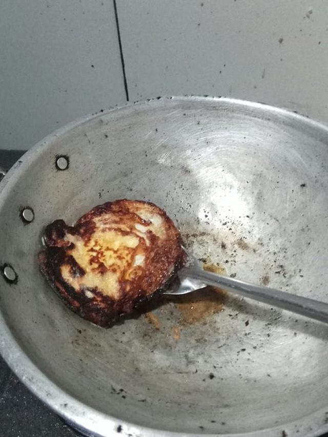 6 Momen Apes Masak Telur Sampai Gosong Ini Bikin Enggak Napsu Makan