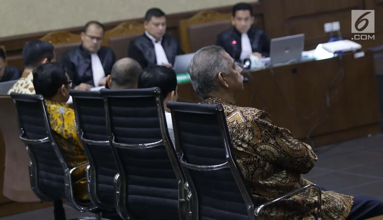 Mantan Dirut PLN, Sofyan Basir saat menjadi saksi pada sidang lanjutan dugaan suap/gratifikasi terkait kerja sama jasa pelayaran dengan terdakwa Bowo Sidik Pangarso di Pengadilan Tipikor, Jakarta, Rabu (25/9/2019). Sidang beragendakan keterangan saksi. (Liputan6.com/Helmi Fithriansyah)
