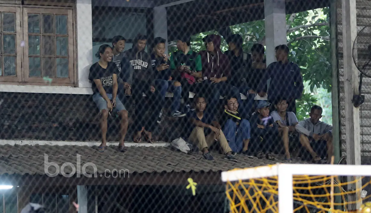 Antusias penonton saat menyaksikan laga Timnas Futsal Indonesia melawan IPC Pelindo pada laga Uji Coba jelang AFF Futsal Championshi 2016 di Tifosi Sport Center, Jakarta Timur, (15/12017). Timnas menang 8-5. (Bola.com/Nicklas Hanoatubun)
