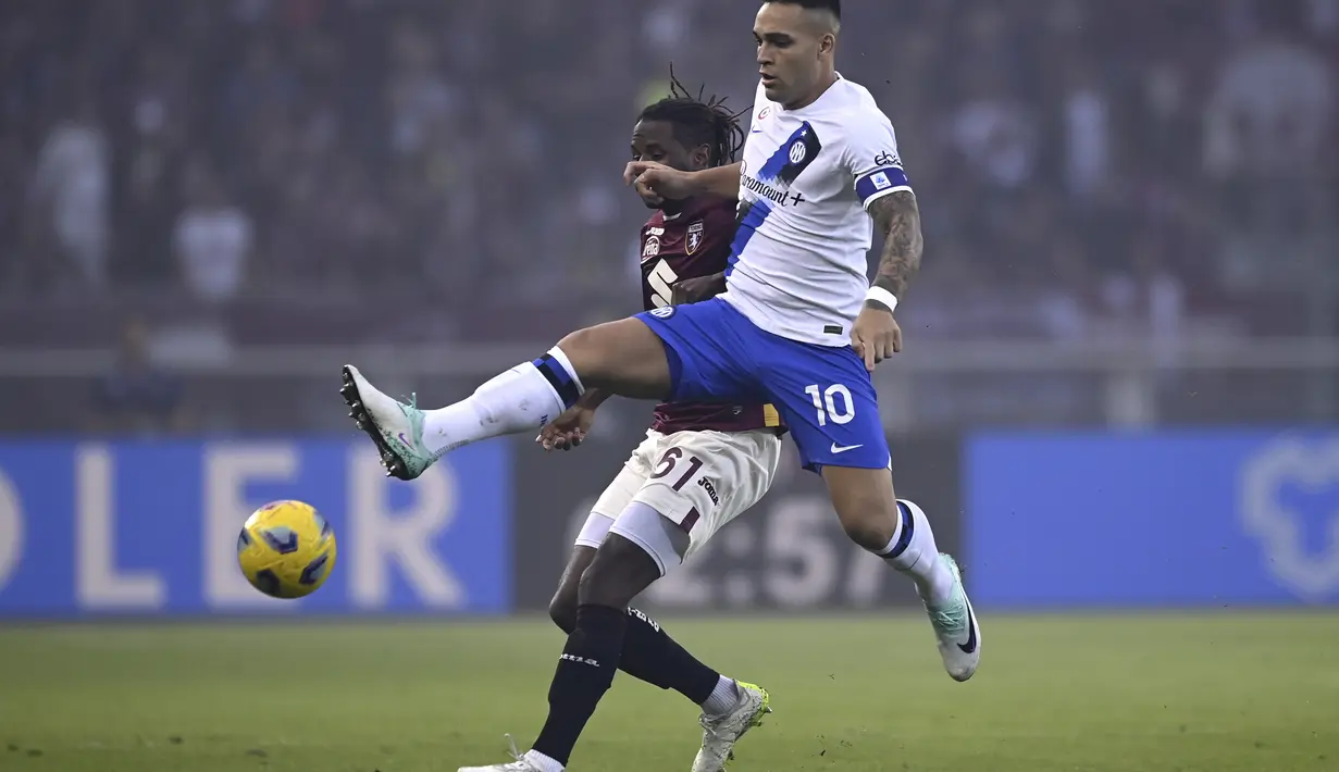 Penyerang Inter Milan Lautaro Martinez berebut bola dengan gelandang Torino Tameze pada pekan ke-9 Liga Italia (Serie A) 2023/2024 di Olimpico Grande Torino, Sabtu (21/10/2023) malam WIB. (Fabio Ferrari/LaPresse via AP)