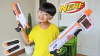 Ziyan mencoba bermain Nerf Ultra Three dan Four terbaru. (Dok. YouTube/Superduper Ziyan)