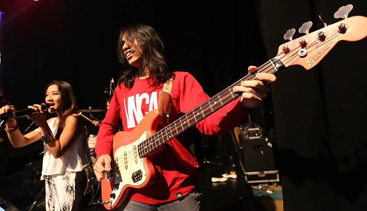 Barasuara pun memperkenalkan diri saat berada d atas panggung. (Bambang E. Ros/Bintang.com)