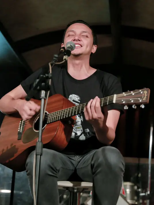 "Buat kami, musik adalah tempat hidup kami dan kami berusaha sebaik mungkin, seprofesional mungkin, dan berkarir sebaik mungkin," ucap Iga Massardi saat ditemui di kawasan Menteng, Jakarta Pusat, Rabu (22/6/2016). (Adrian Putra/Bintang.com)