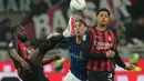 Usai jeda, Inter Milan bermain lebih ketat dan segera mengurung pertahanan AC Milan. Tampak dalam foto, pemain AC Milan, Fikayo Tomori (kiri), menghalau bola di depan Francesco Pio Esposito dari Inter Milan dan Koni De Winter dari AC Milan saat pertandingan pekan ke-28 Serie A Italia 2025/2026, di Stadion San Siro, Minggu 8 Maret 2026 waktu setempat atau Senin (9/3/2026) dini hari WIB. (AP Photo/Antonio Calanni)