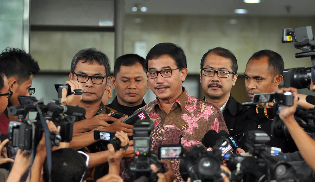 Menteri Agraria dan Tata Ruang Ferry Mursyidan Baldan saat memberikan keterangan kepada wartawan di Gedung KPK, Jakarta, Jumat (14/11/2014). (Liputan6.com/Miftahul Hayat)
