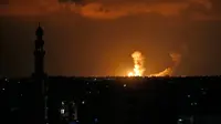 Bola api mengepul ke udara usai saat pemboman Israel di Khan Yunis, Jalur Gaza, Palestina, Jumat (20/7). Pesawat dan tank Israel menghantam sejumlah sasaran di Jalur Gaza. (SAID KHATIB/AFP)