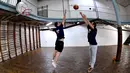 Pemain melempar bola ke keranjang saat berlatih di lapangan basket tertua di dunia di Paris, Prancis, Kamis (31/5). (GERARD JULIEN/AFP)