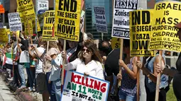 Ratusan massa pendukung Palestina berunjuk rasa di Los Angeles, Kalifornia, (20/7/2014), menentang kekerasan militer Israel di jalur Gaza. (REUTERS/Jonathan Alcorn)