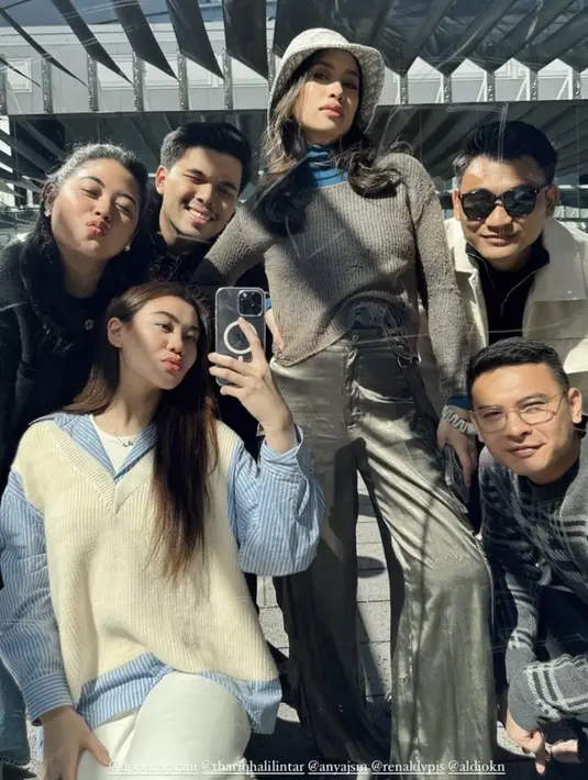 Aaliyah dan Pinka bersama teman-teman yang lain pun berkunjung Team Lab Planet Tokyo. Aaliyah mengenakan kemeja lengan panjang bergaris biru dengan vest putih serasi dengan celana nya.  [@aaliyah.massaid]