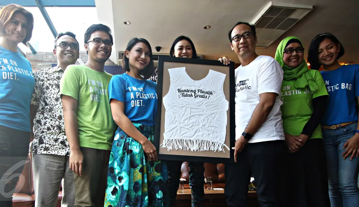 Sejumlah kalangan saat hadir dalam diskusi bertema 'Kantong Plastik tidak Gratis', Jakarta, (17/2). Diskusi bertujuan untuk mengampanyekan kepada masyarakat agar lebih bijak dan mengurangi penggunaan kantong plastik. (Liputan6.com/Immanuel Antonius)