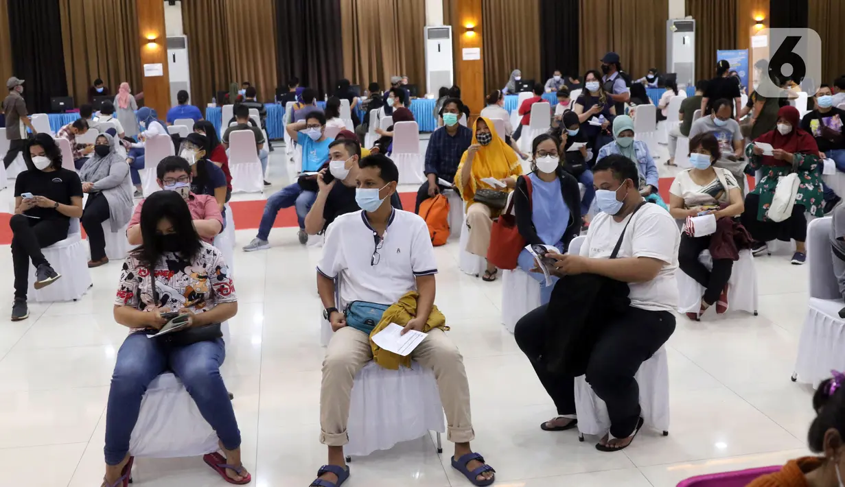 Warga menunggu untuk disuntik vaksin COVID-19 di Universitas Budi Luhur, Jakarta Selatan, Senin (21/6/2021). Vaksinasi tersebut menargetkan 1.000 masyarakat Jakarta berusia 18 tahun ke atas. (Liputan6.com/Angga Yuniar)
