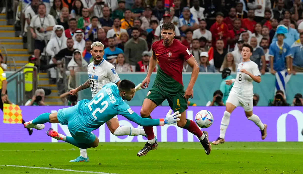 Penjaga gawang Portugal Diogo Costa menyelamatkan bola saat melawan Uruguay pada pertandingan sepak bola Grup H Piala Dunia 2022 di Stadion Lusail, Lusail, Qatar, 28 November 2022. Portugal mengalahkan Uruguay dengan skor 2-0. (AP Photo/Martin Meissner)