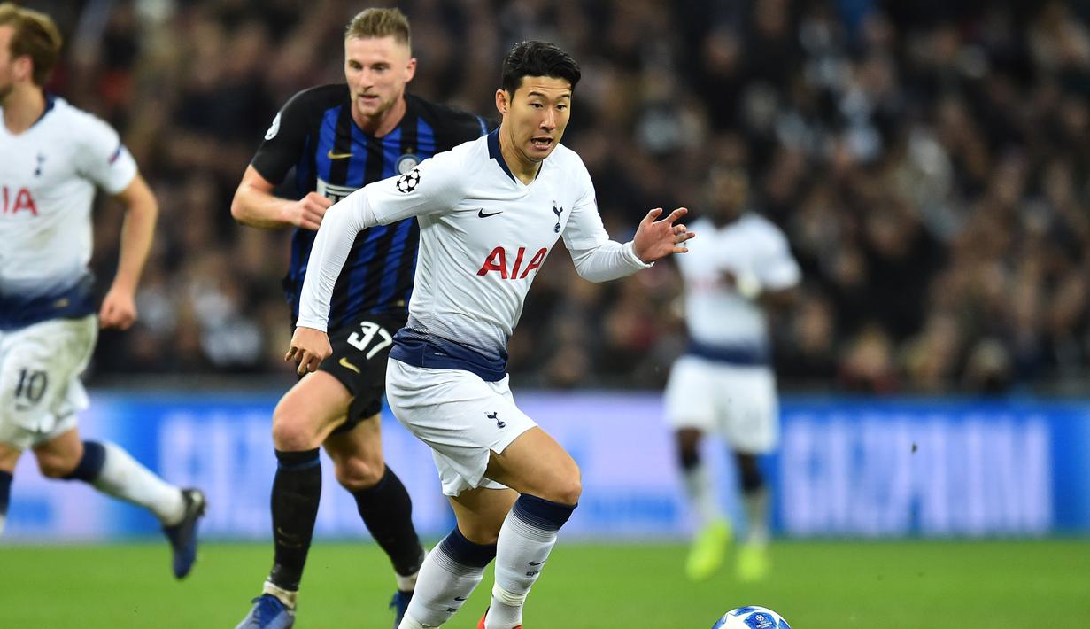Gelandang Tottenham, Son Hyung Min saat melewati bek Inter Milan, Milan Skriniar pada laga lanjutan Liga Champions yang berlangsung di stadion Wembley, Inggris, Kamis (29/11). Tottenham Hotspur menang 1-0 atas Inter Milan (AFP/Ben Stansall)