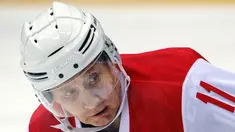 Ekspresi Presiden Rusia, Vladimir Putin saat bermain hoki es dalam pertandingan persahabatan Night League di Sochi, Rusia, (10/5). Dalam pertandingan persahabatan ini Putin mencetak 7 poin. (AFP Photo/Pool/Yuri Kochetkov) 