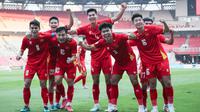 Pemain Timnas Vietnam U-23 merayakan gol ke gawang Filipina pada laga semifinal Piala AFF U-23 2025 di Stadion Utama Gelora Bung Karno (SUGBK) Senayan, Jakarta, Jumat (25/7/2025). (Bola.com/Abdul Aziz)