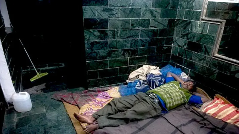 Ayah Malang Ini Rela Tidur di Toilet Demi Sang Anak Tercinta