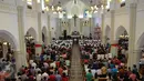 Para jemaat saat melakukan ibadah di Gereja Santo Laurensius, Alam Sutra, Tangerang, Kamis (24/12). Anggota kepolisian dan TNI berjaga disekitaran gereja untuk menanggulangi hal - hal yang tidak diinginkan. (Liputan6.com/Faisal R Syam)