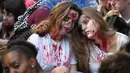 Orang-orang berpakaian menyerupai zombie saat acara Zombie Walk di kota Strasbourg, Prancis, 15 September 2018. Acara Zombie Walk ini dalam rangka Festival Film Fantasi Eropa ke-11 yang berlangsung dari 14 hingga 23 September. (FREDERICK FLORIN/AFP)