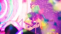 Vokalis Coldplay bernyanyi sambil membawa bendera LGBT. Dok: Twitter @coldplayxtra