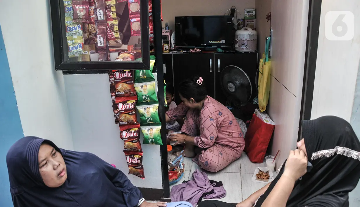 Aktivitas warga saat mulai menghuni rumahnya di Kampung Gembira Gembrong, Cipinang Besar Utara, Jakarta Timur, Minggu (9/10/2022). Pasca diresmikan oleh Gubernur DKI Jakarta pada Jumat (7/10) kemarin, warga korban kebakaran yang sebelumnya mengungsi di Rusun Cipinamg Besar Utara kini mulai kembali menghuni Kampung Gembira Gembrong. (merdeka.com/Iqbal S. Nugroho)