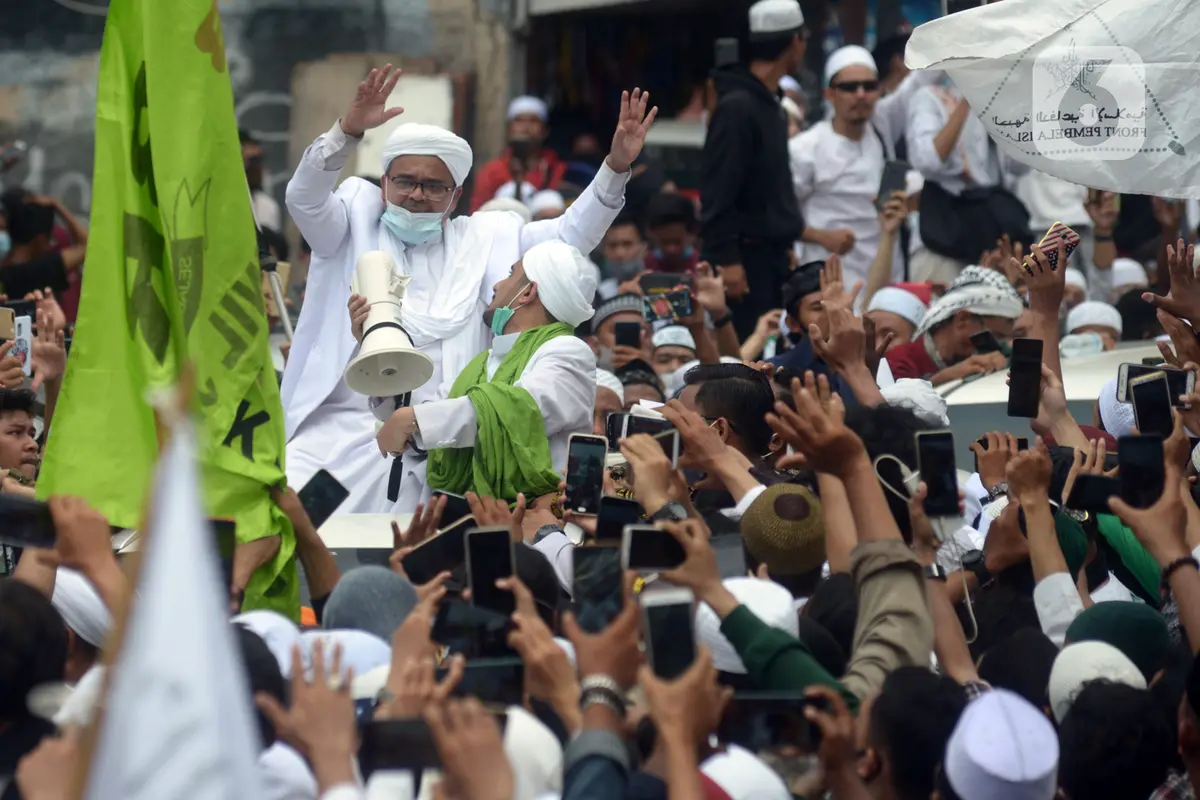 FOTO: Tiba di Petamburan, Rizieq Shihab Disambut Massa Pendukung
