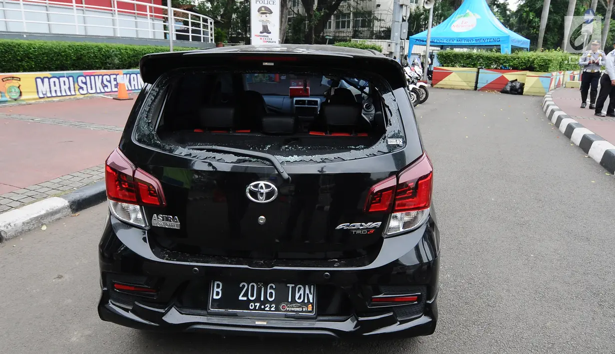 Petugas kepolisian mengecek mobil yang dibawa warga negara asing (WNA) usai melawan arus dan menabrak petugas Polisi Militer (PM) yang sedang bertugas di kawasan Dukuh Atas, saat di amankan di pospol Bundaran HI, Jakarta, Rabu (15/5/2019). (Liputan6.com/Herman Zakharia)