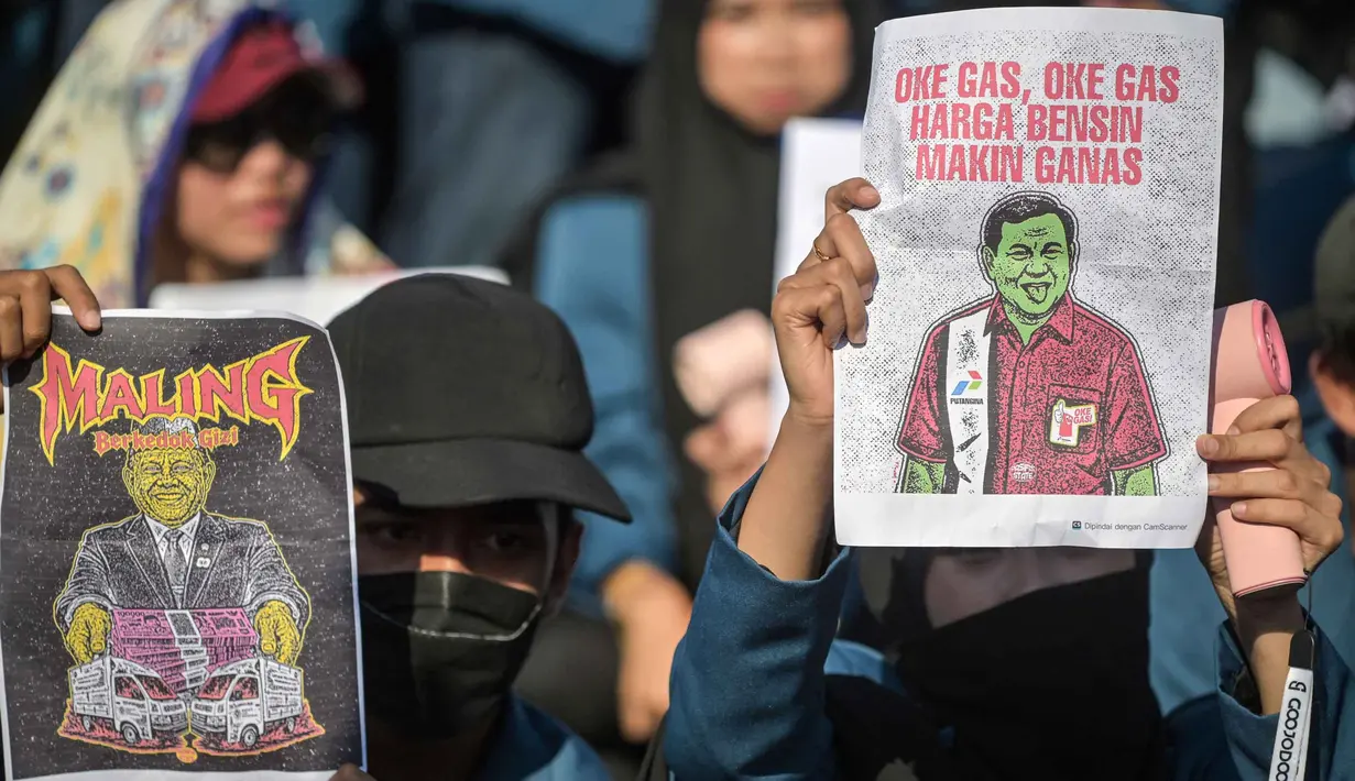 Siswa memegang poster Presiden Indonesia Prabowo Subianto (kanan) dan Kepala Badan Gizi Nasional Dadan Hindayana (kiri) saat protes menentang kenaikan nilai Bahan Bakar Minyak (BBM) non-subsidi dan program Makan Siang Gratis (MBG) di Surabaya, Jawa Timur, Rabu 17 Juni 2026. (JUNI KRISWANTO/AFP)