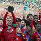 Para pemain Liverpool merayakan gelar juara Piala Dunia Antarklub 2019 setelah mengalahkan Flamengo di Stadion Internasional Khalifa, Doha, Minggu (21/12). Liverpool menang 1-0 atas Flamengo. (AFP/Karim Jaafar)