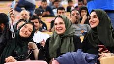 Suporter perempuan berselfie sebelum pertandingan antara Valencia dan Real Madrid pada semifinal Piala Super Spanyol di King Abdullah Sport City di kota pelabuhan Arab Saudi, Jeddah (8/1/2020). (AFP Photo/Guiseppe Cacace)