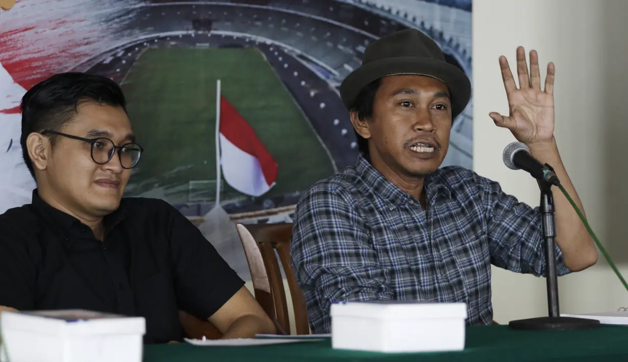 Sejarawan, JJ Rizal, saat berbicara dalam seminar "Dari Stadion VIJ menuju Stadion MH Thamrin" di Balai Kota, Jakarta, Jumat (15/2). Acara ini rangkaian dari Festival 125 Tahun MH Thamrin. (Bola.com/Yoppy Renato)