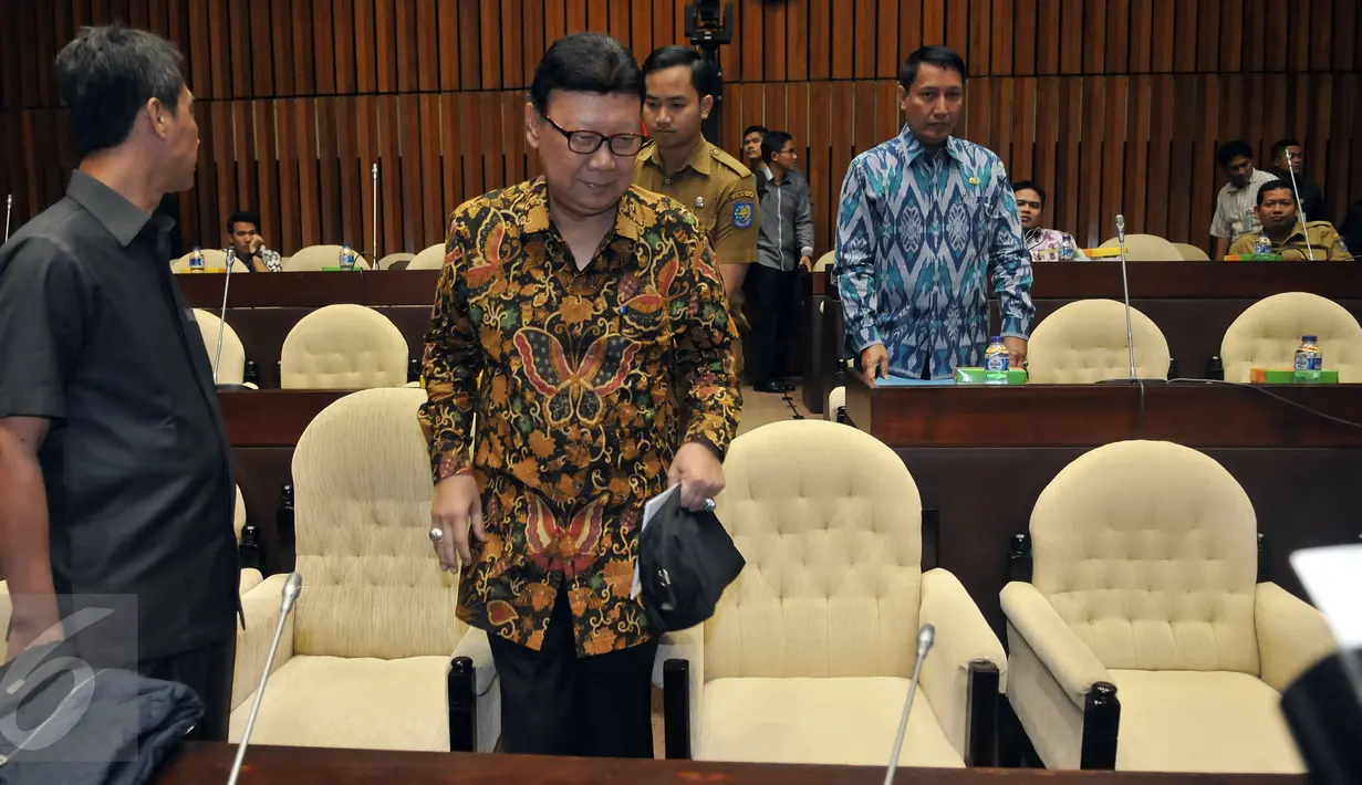 Mendagri Tjahjo Kumolo saat menghadiri rapat kerja dengan Komisi II DPR RI di Komplek Parlemen Senayan, Jakarta, Selasa (31/5). Rapat tersebut mengagendakan Pengambilan Keputusan Tingkat I Revisi UU Pilkada. (Liputan6.com/Johan Tallo)
