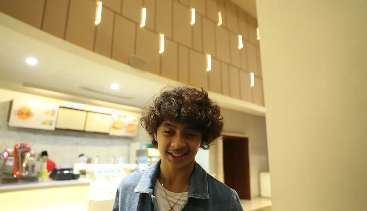 "Saya tahu dan kenal sama keduanya. Tapi tahu mereka dekat dari media," ujar bintang sinetron Bastian Steel Bukan Cowok Biasa itu. (Nurwahyunan/Bintang.com)