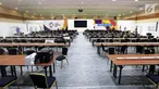 Suasana persiapan Main Press Center (MPC) atau media center bagi jurnalis untuk pelaksanaan Asian Games 2018 terus dibangun di Exhibition Hall JCC, Jakarta, Kamis (9/8). MPC akan beroperasi pada 10 Agustus. (Liputan6.com/Fery Pradolo)