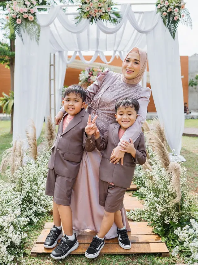 6 Momen Kompak Ririe Fairus saat Asuh Anak, Pakai Baju Senada