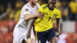 Pemain Spanyol Aymeric Laporte (kiri) berebut bola dengan pemain Swedia Alexander Isak (kanan) pada pertandingan Grup B kualifikasi Piala Dunia 2022 di Friends Arena, Stockholm, Swedia, Kamis (2/9/2021). Swedia menang 2-1. (Nils Petter Nilsson/TT News Agency via AP)