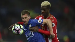 Aksi pemain Leicester City, Marc Albrighton mengamankan bola dari pemain Sunderland, Didier Ibrahim Ndong pada lanjutan Premier League di King Power Stadium, Leicester, Selasa (4/4/ 2017) Waktu setempat. Leicester menang 2-0. (Mike Egerton/PA via AP)