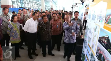 Wakil Presiden RI Jusuf Kalla didampingi Menteri BUMN Rini Suwandi, Menhub Budi Karya saat meninjau Terminal 3, Bandara Soekarno Hatta, Tangerang, Banten, Senin (15/08). (Liputan6.com/Angga Yuniar)