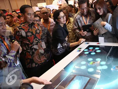 Presiden Joko Widodo melihat-lihat booth fintech usai meresmikan pembukaan Indonesia Fintech Festival & Conference di Tangerang, Selasa (30/8). Fintech merupakan industri jasa keuangan berbasis teknologi digital. (Liputan6.com/Faizal Fanani)