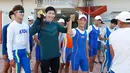 Keakraban atlet Korea Selatan dan Korea Utara saat menghadiri sesi latihan bersama jelang Asian Games 2018 di Tangeum Lake International Rowing Center, Chungju, Korea Selatan, Selasa (31/7). (Jeon Heon-Kyun/Pool/AFP)