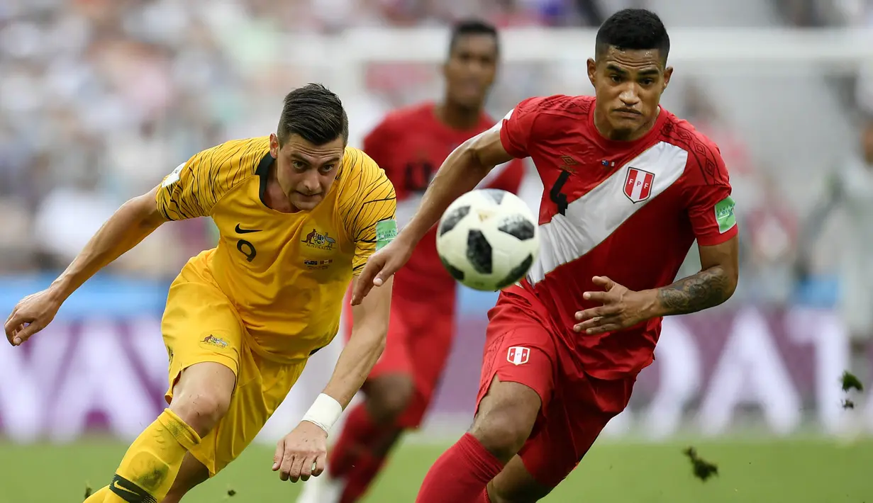 Gelandang Australia, Tomi Juric, berebut bola dengan gelandang Peru, Anderson Santamaria, pada laga grup C Piala Dunia di Stadion Fisht, Sochi, Selasa (26/6/2018). Peru menang 2-0 atas Australia. (AP/Martin Meissner)