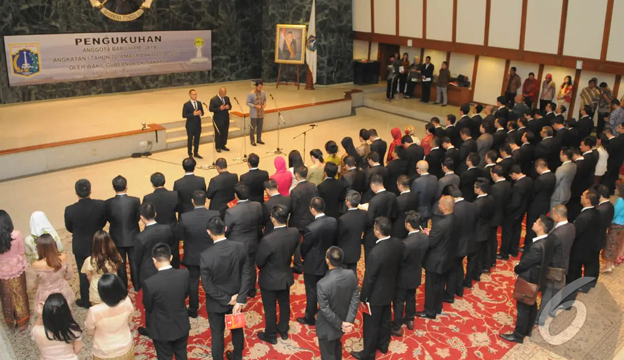 Anggota baru HIPMI Jaya berdoa bersama usai acara pengukuhan di Balai Kota, Jalan Medan Merdeka Selatan, Kamis (9/10/2014) (Liputan6.com/Herman Zakharia)